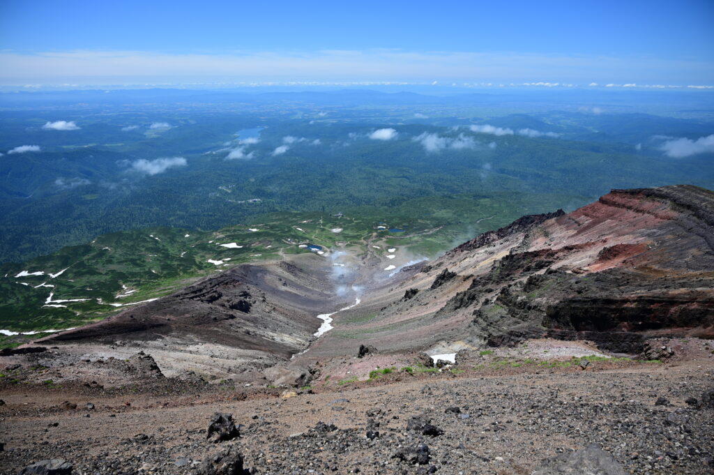 旭岳山頂からロープウェイ側を見下ろした光景