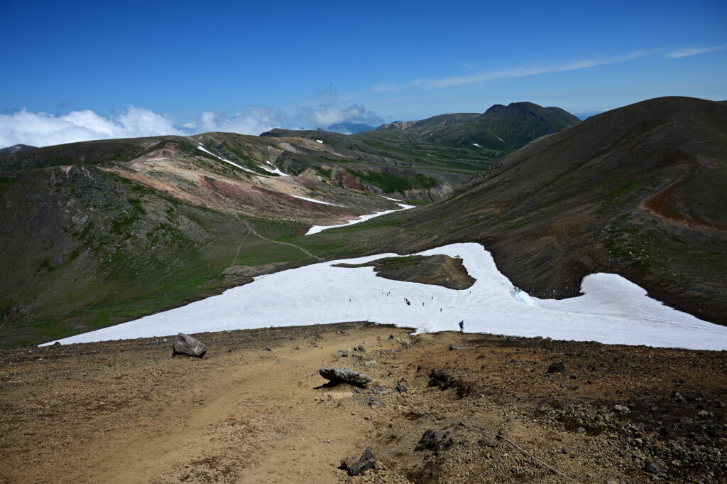 旭岳山頂から間宮岳へ向かう下りルート