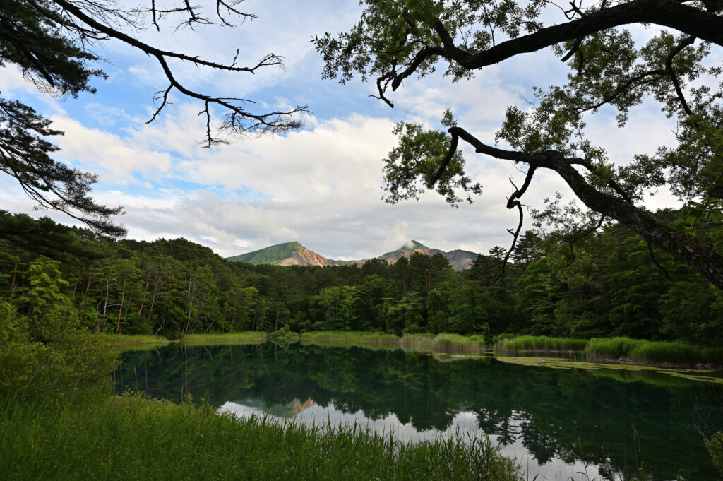 るり沼と磐梯山