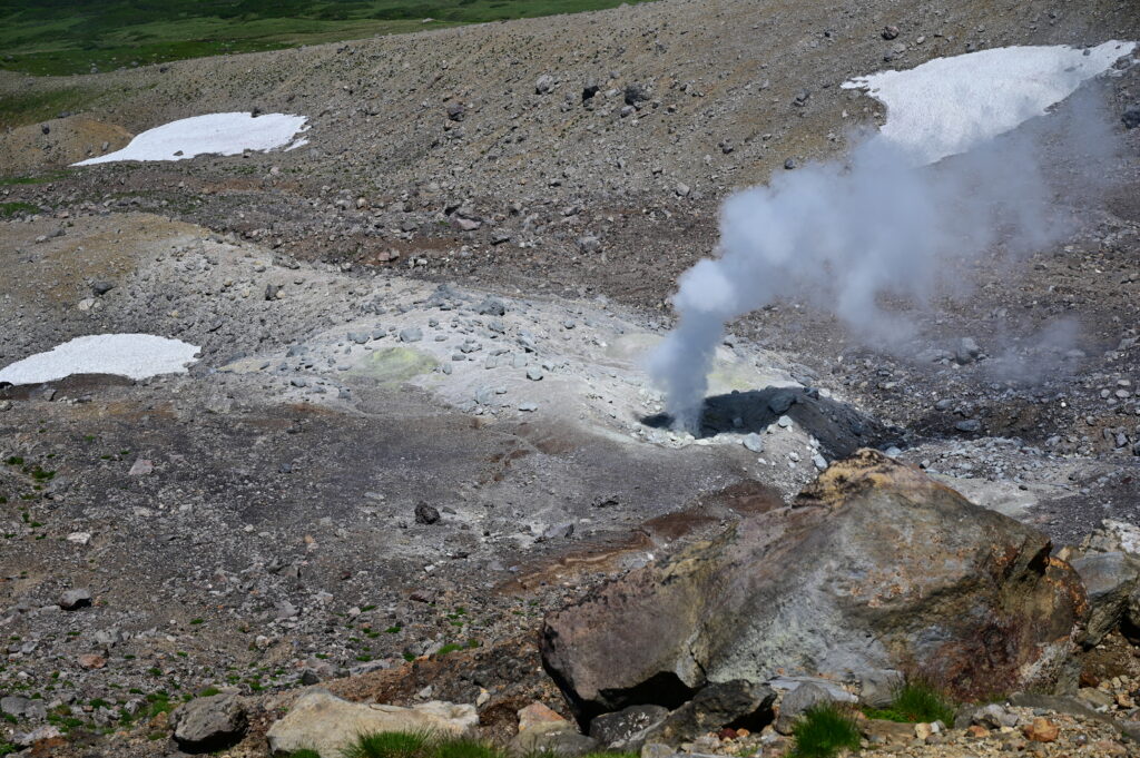 登山道から見た水蒸気噴煙