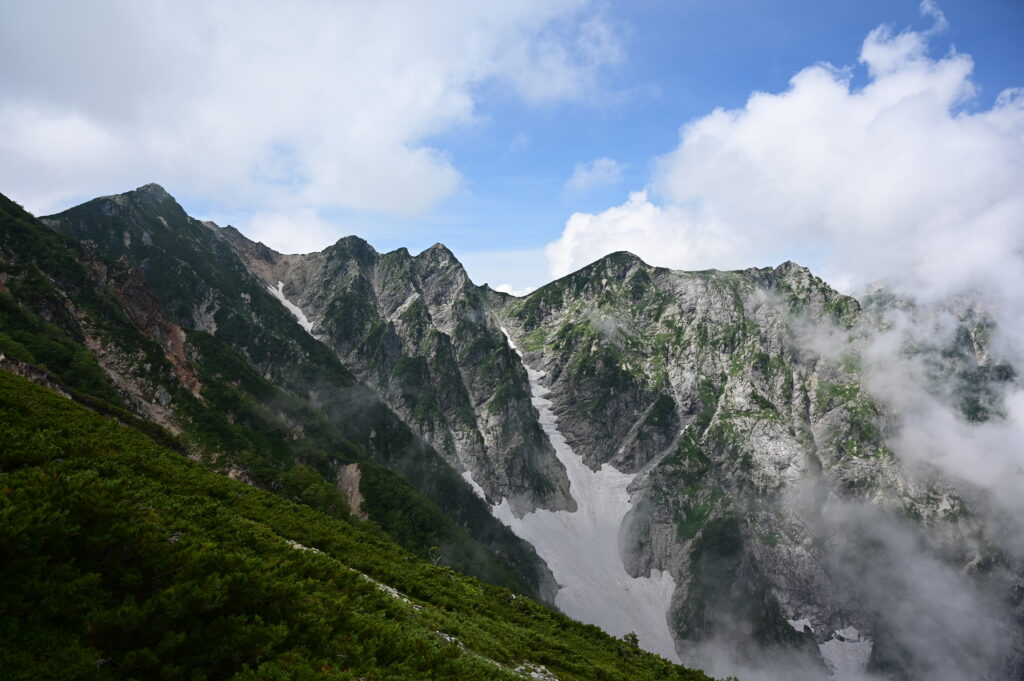 丸山ケルンからの眺望。左から唐松岳，不帰ノ嶮Ⅲ峰・Ⅱ峰・Ⅰ峰。