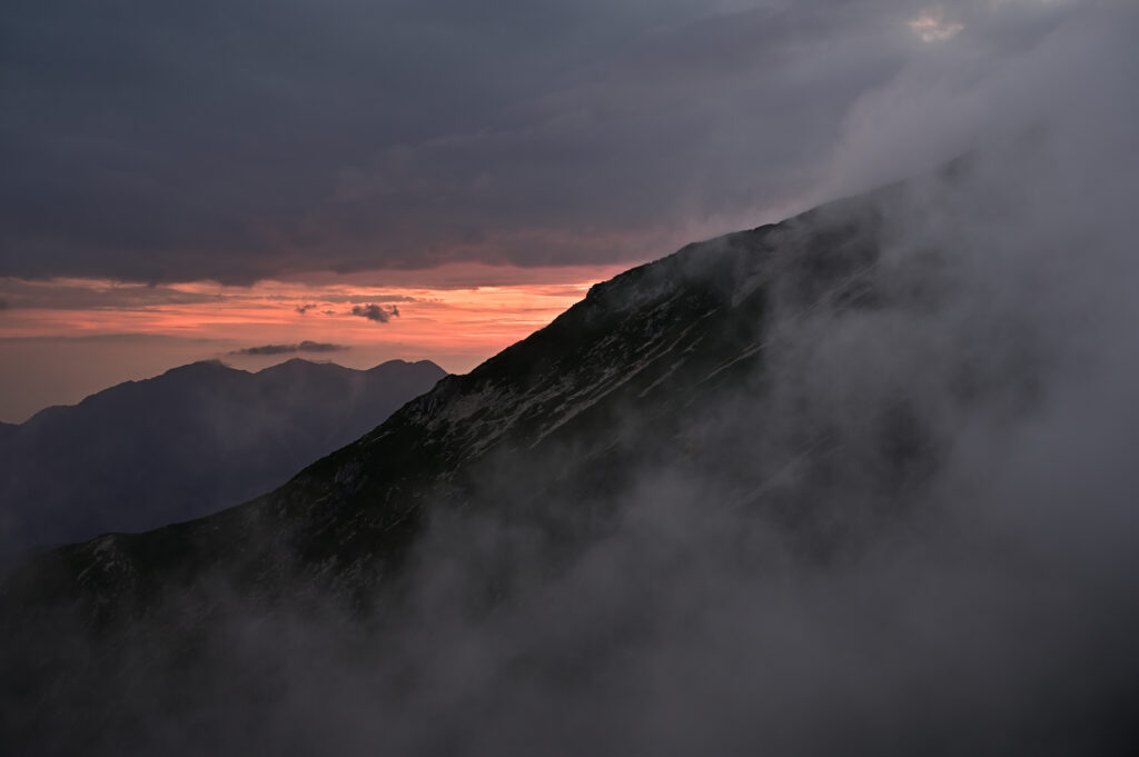 夕焼けと毛勝三山、手前に唐松岳。唐松岳頂上山荘から。