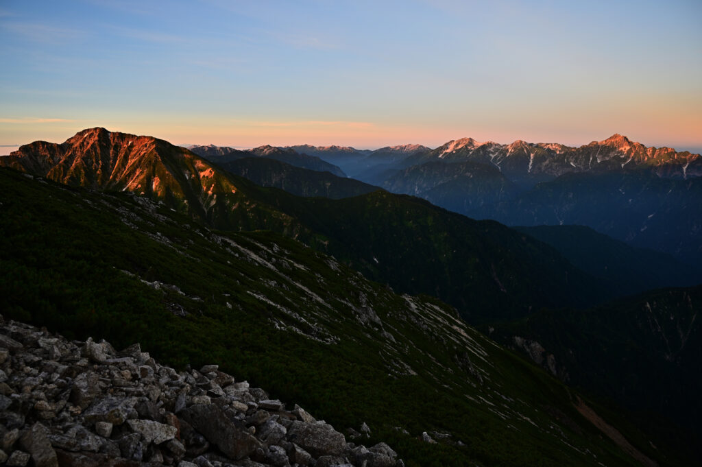 早朝の五竜岳、立山、剣岳