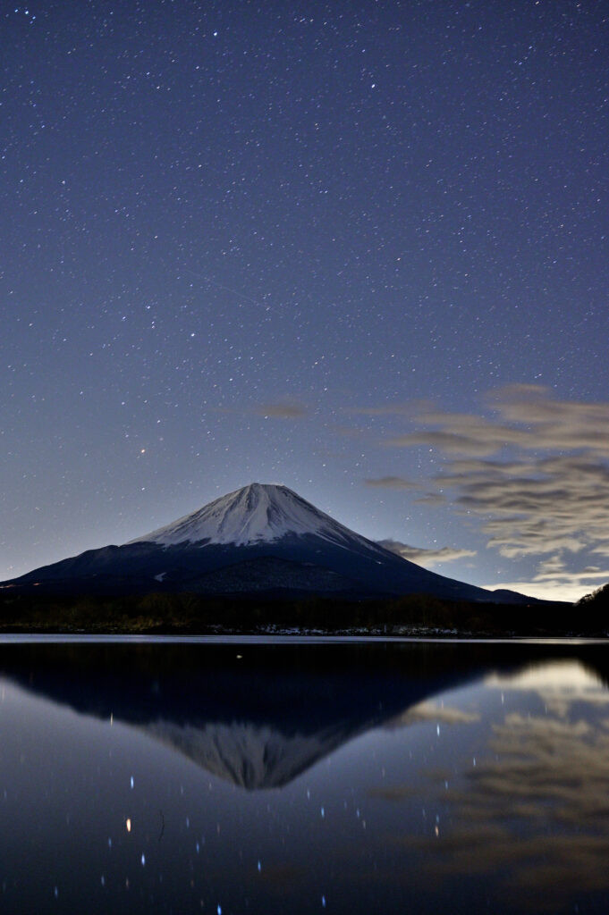 精進湖と富士山