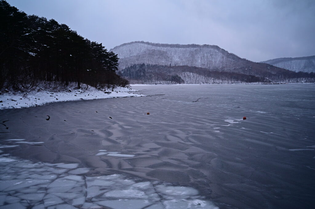 氷結した桧原湖